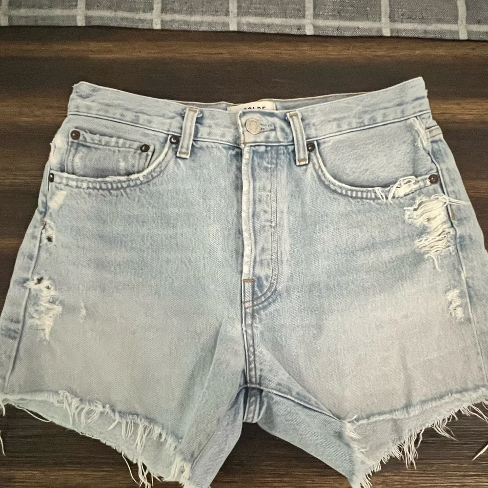 AGolde Parker Long Shorts in Swap Meet. Button fly denim cut offs. Size 25